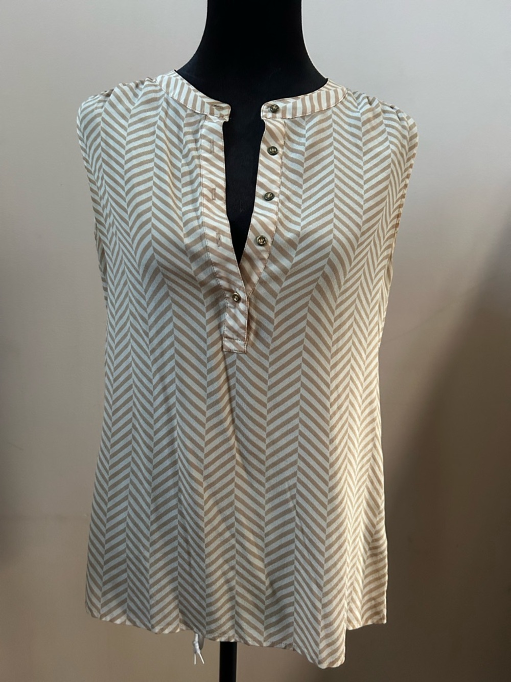 Banana Republic 100% Silk Sleeveless Chevron Print Top in Cream and Tan